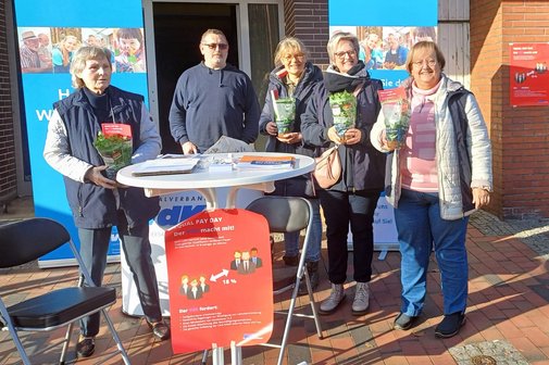 Die ehrenamtlichen Frauen und Männer am Infostand