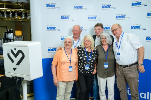 Ein paar Gäste machen ein gemeinsames Foto mit der Fotobox