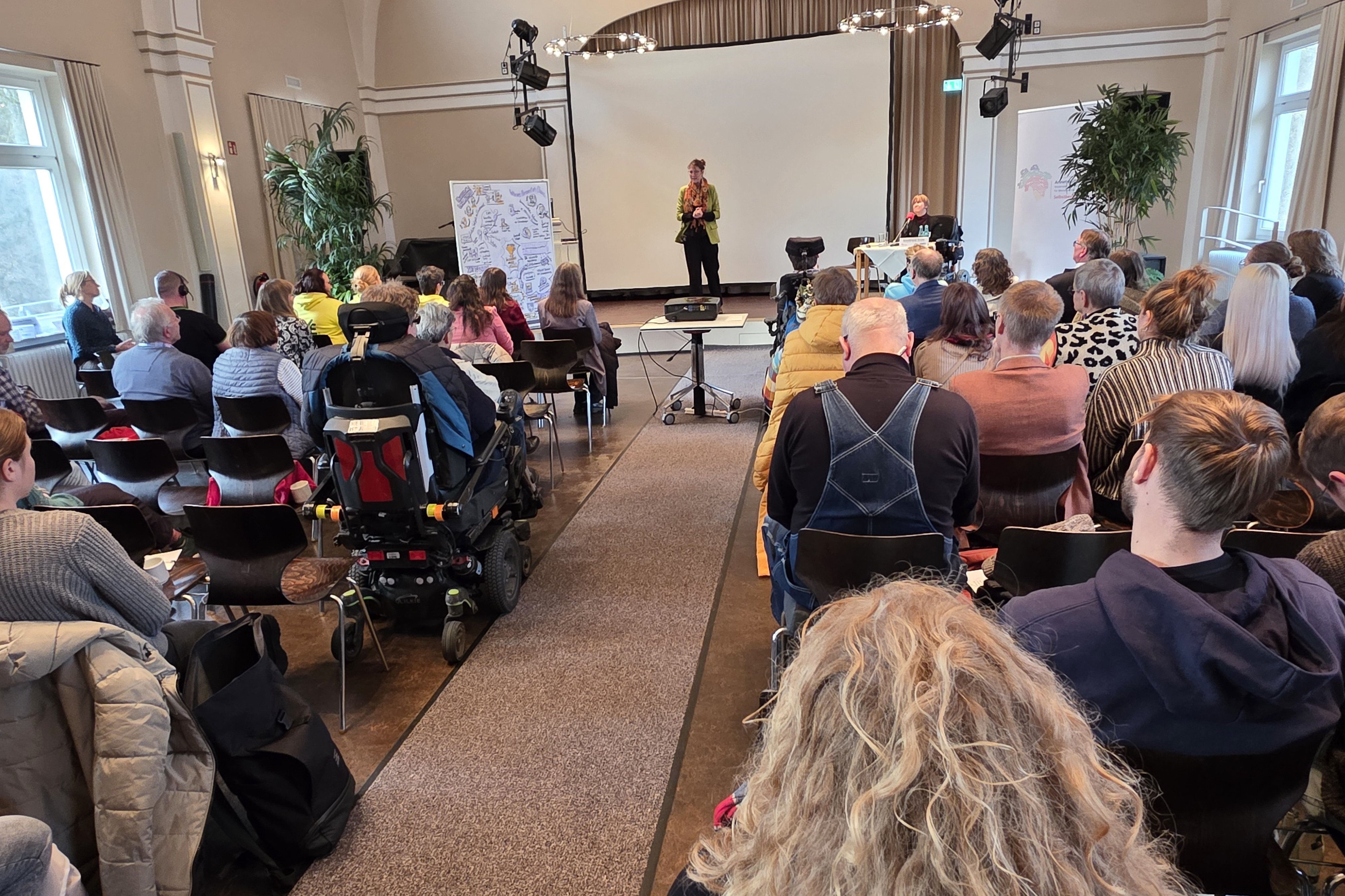 Die Teilnehmer im Plenum