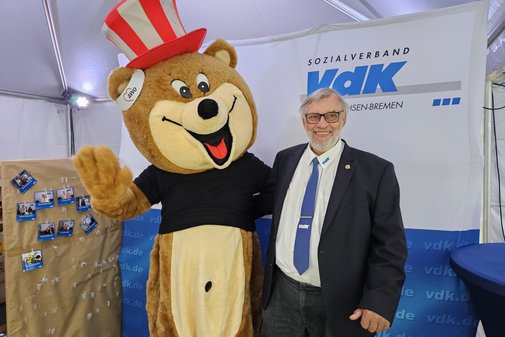 Friedrich Stubbe mit dem AWO-Bär