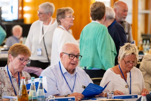 Delegierte während der Tagung am Tisch