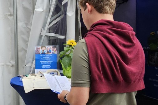 Ein Interessierter lesend mit einer VdK-Broschüre in der Hand