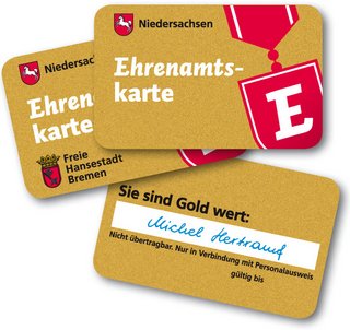 Karten mit der Ausfrschrift "Ehrenamtskarte" und "Sie sind Gold wert"
