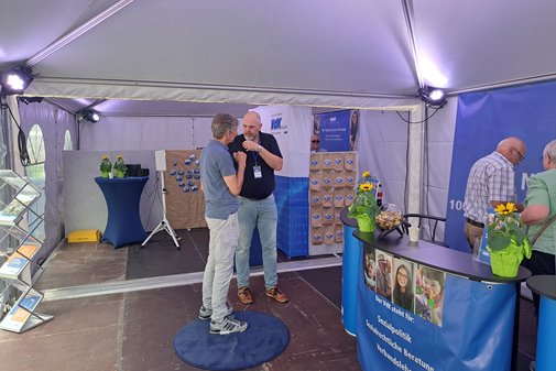 Der VdK-Jurist im Gespräch mit einem Besucher