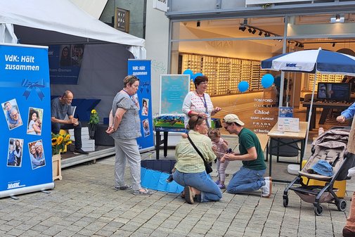 Eine Familie mit Kleinkind spielt Entenangeln