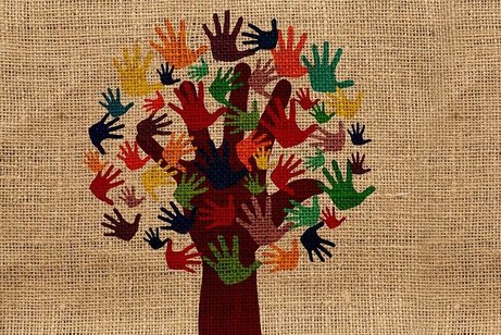 Bunte Handabdrücke an einem gemalten Baum