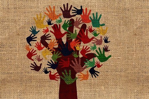 Bunte Handabdr&uuml;cke an einem gemalten Baum
