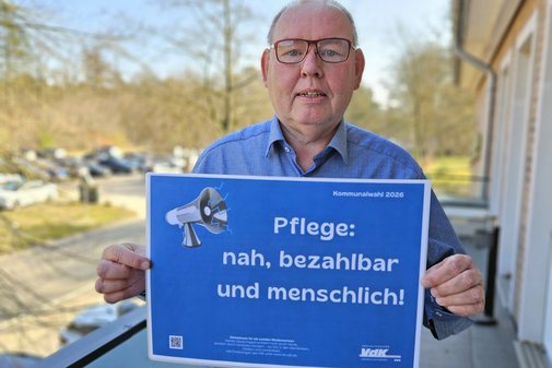 Bernd Horrmeyer h&auml;lt ein Schild mit Forderungen hoch
