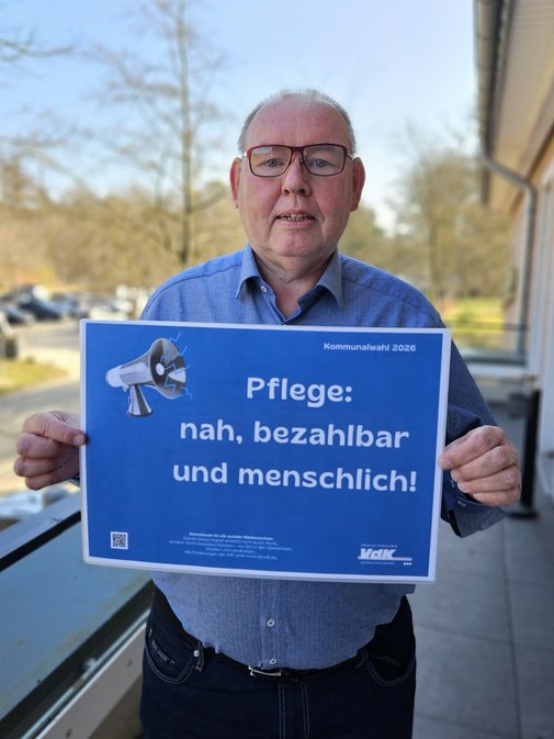 Bernd Horrmeyer h&auml;lt ein Schild mit Forderungen hoch