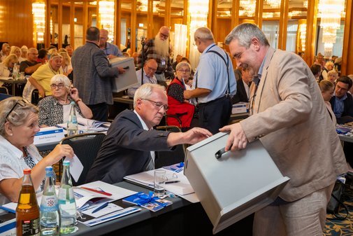 Die Delegierten geben ihren Stimmzettel ab