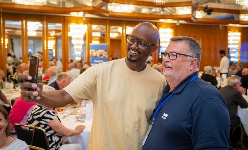  Yared Dibaba macht ein Selfie mit einem Ehrenamtlichen des VdK