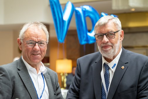 Die zwei Männer im Gespräch vor den blauen VdK-Buchstaben