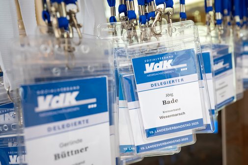 Die Namensschilder der Delegierten an Bändern