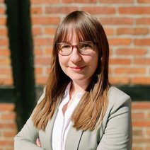 Sophie Hornbostel schaut mit verschränkten Armen freundlich in die Kamera