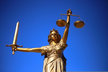 Eine goldene Statue der Justitia als Symbol f&uuml;r Gerechtigkeit