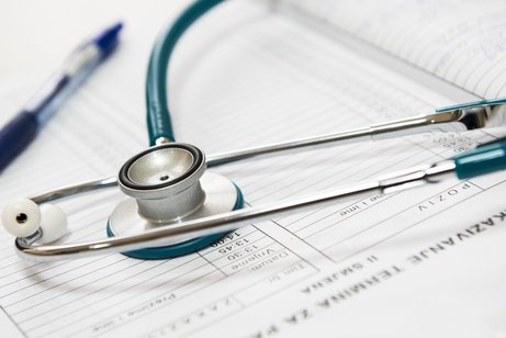 Stethoskop auf einem Arztbericht