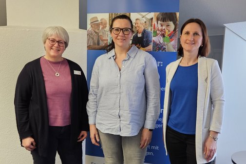 Die drei Frauen vor einem blauen VdK-Aufsteller