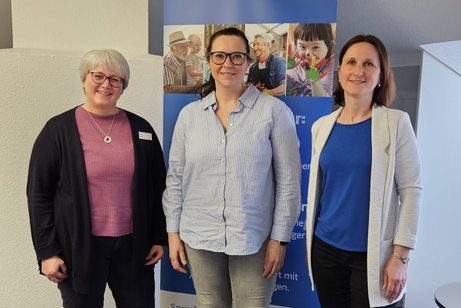 Die drei Frauen vor einem blauen VdK-Aufsteller
