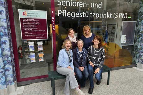 Die 5 Frauen vor dem Eingang zum St&uuml;tzpunkt