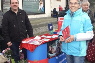 Florian auf dem Kampe und Anneliese Prange am rot-blauen Infostand