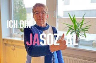 Gunda Menkens mit Daumen hoch und dem Schriftzug "Ich bin jasozial!"