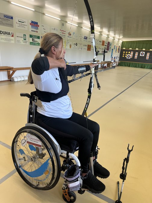 Sandra Maschkewitz beim Bogenschießen in einer Halle