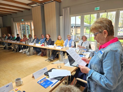 Gunda Menkens von der Seite während ihres Vortrags
