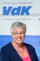 Porträtfoto von Birgit Becker mit VdK-Logo
