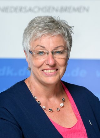 Porträtfoto von Birgit Becker mit VdK-Logo