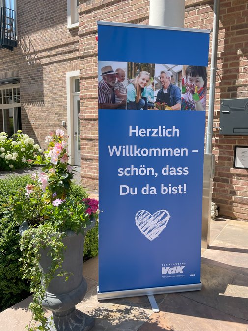 Foto eines Roll-ups "Herzlich willkommen"