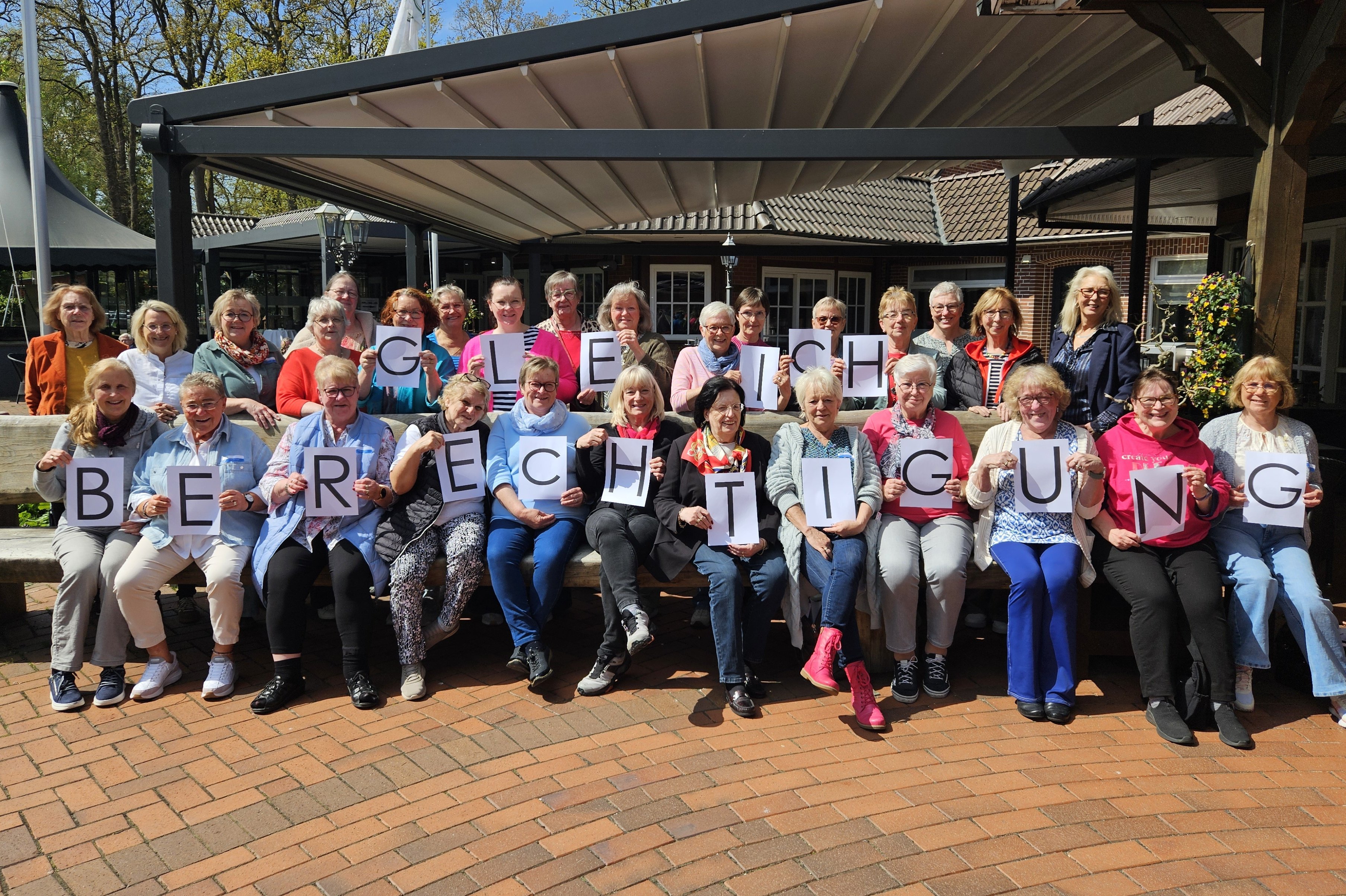 Gruppenfoto der Frauen mit den Wort "Gleichberechtigung"