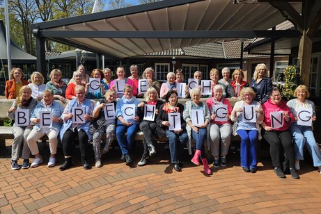 Gruppenfoto der Frauen mit den Wort "Gleichberechtigung"