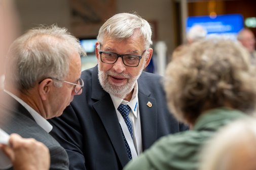 Friedrich Stubbe im Gespräch mit Teilnehmenden