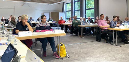 VdK-Mitglieder an Tischen