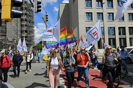 Personen mit Fahnen gehen zur Demo