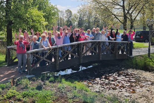 Gruppenfoto der Frauen auf einer Brücke