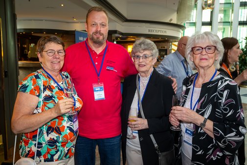 Gruppenfoto von vier Gästinnen und Gästen