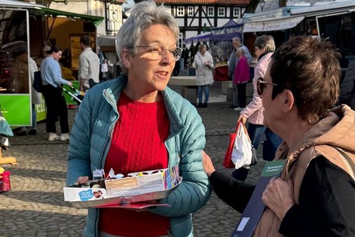Anneliese Prange verteilt Schokoküsse