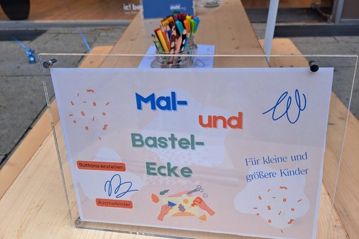 Schild, auf dem Mal und Bastel-Ecke steht