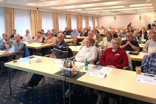 Die Seminarteilnehmer an den Tischen