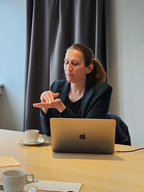 Melanie Philip im Gespräch am Tisch