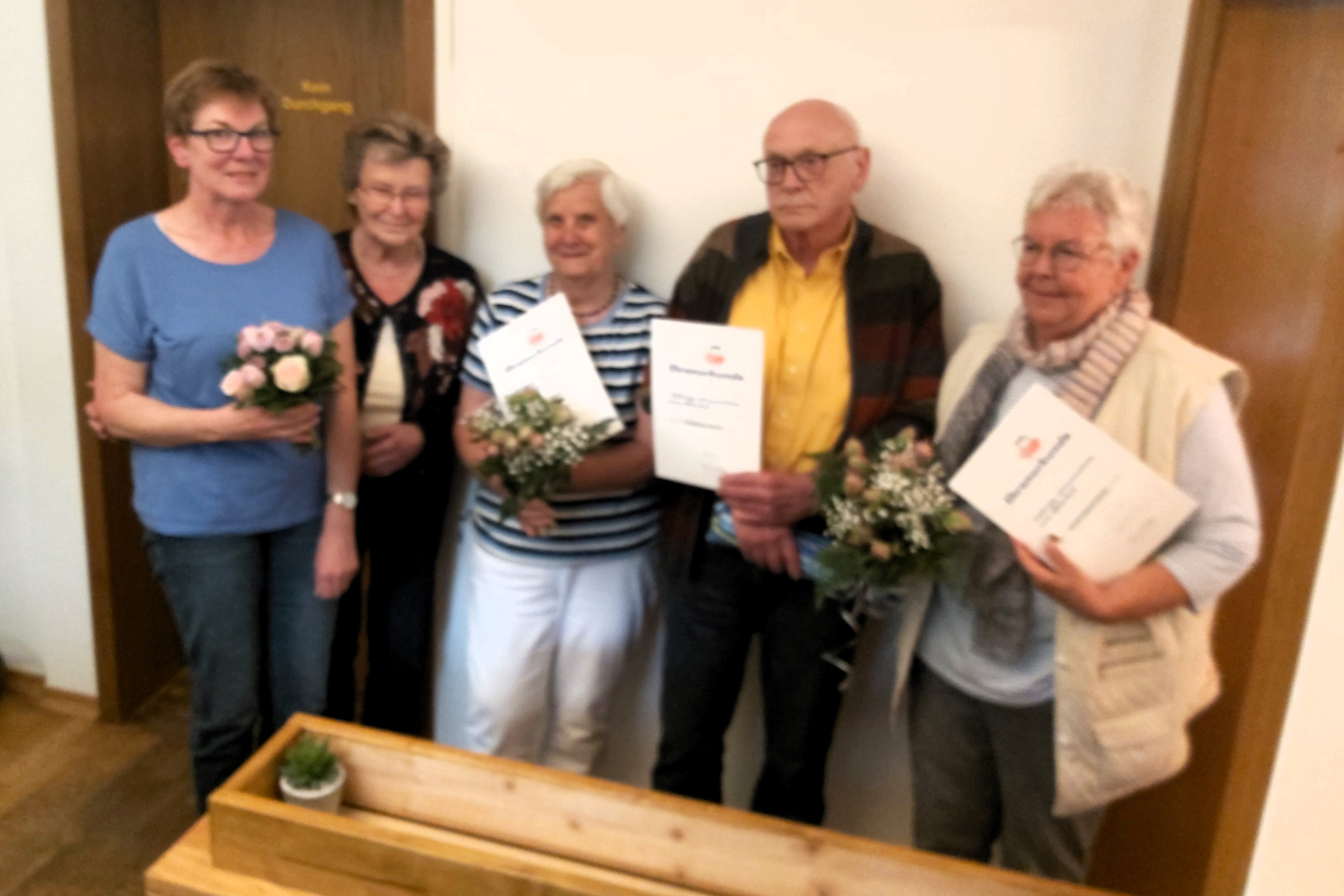 Jutta Lorentzen zusammen mit den vier geehrten Mitgliedern