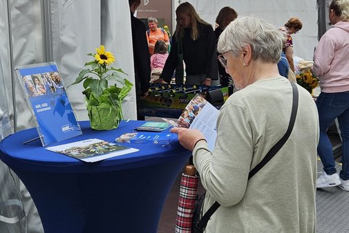 Eine Frau blättert in einer Infobroschüre
