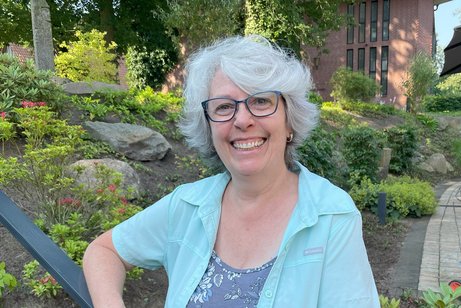 Lydia Niemeyer lächelnd im Grünen