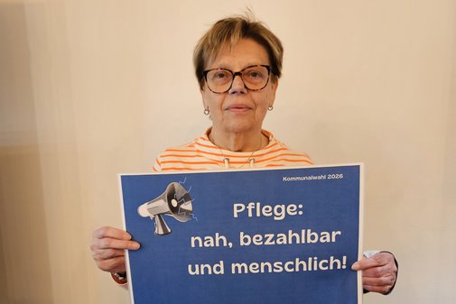 Anke Erlach h&auml;lt ein Schild mit Forderungen hoch