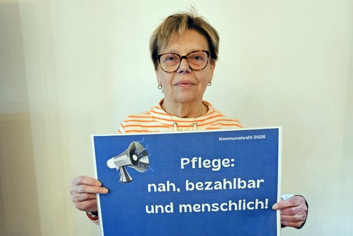 Anke Erlach h&auml;lt ein Schild mit Forderungen hoch