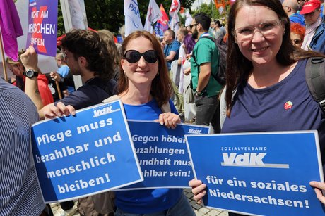 Christina Diekmann und Andrea Nacke halten VdK-Plakate hoch