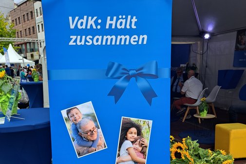Großer blauer VdK-Banner mit dem Slogan "VdK: Hält zusammen"