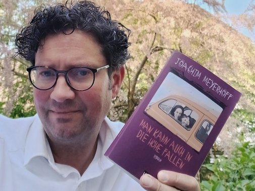 Kai Pöpken mit dem Buch in der Hand