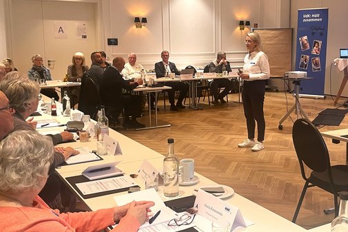 Sylvia Katenkamp vor den Ehrenamtlichen